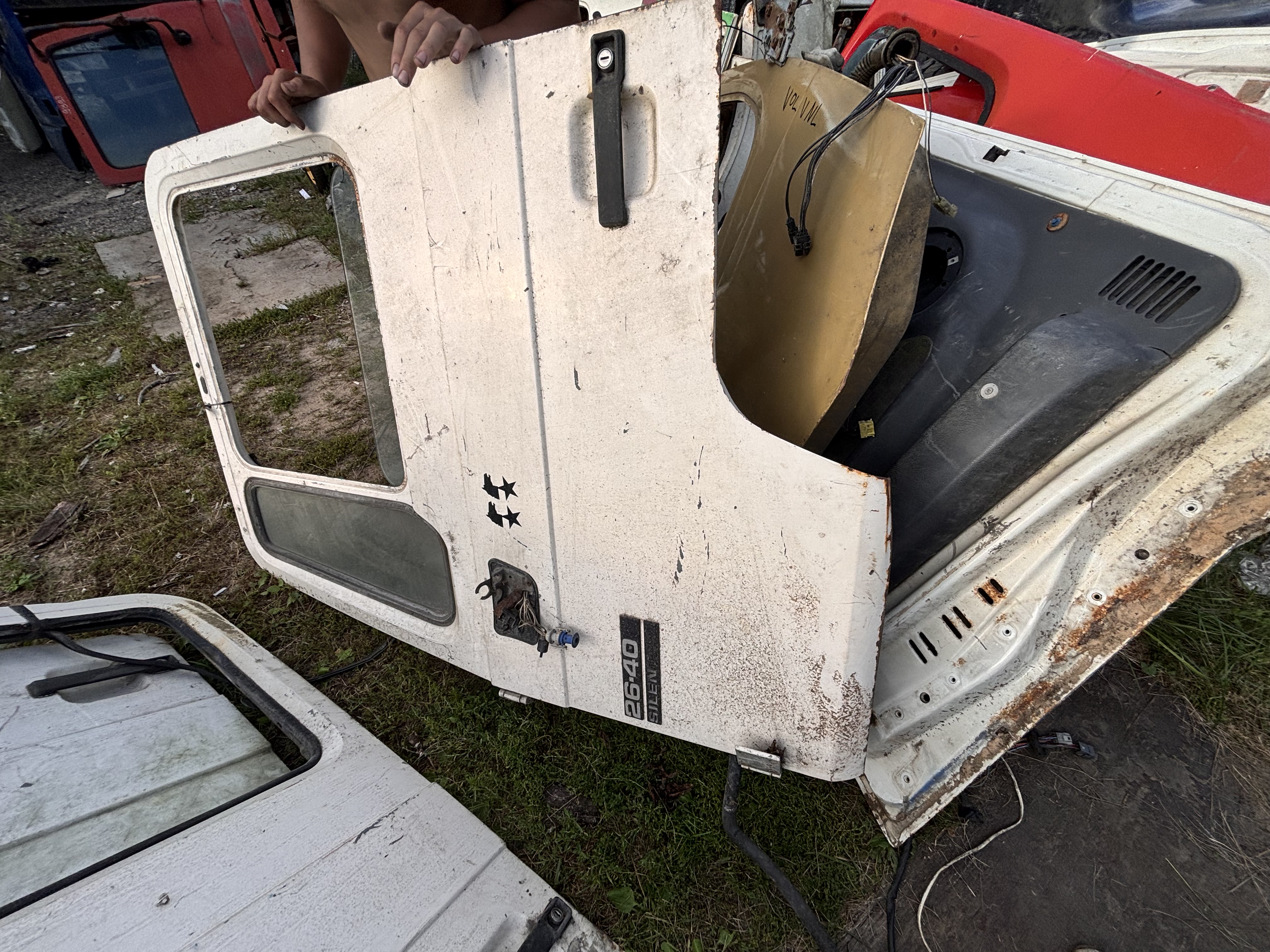 Дверь белая левая и правая КОМПЛЕКТ 3шт Ман Man F2000 81626004088 81626004087